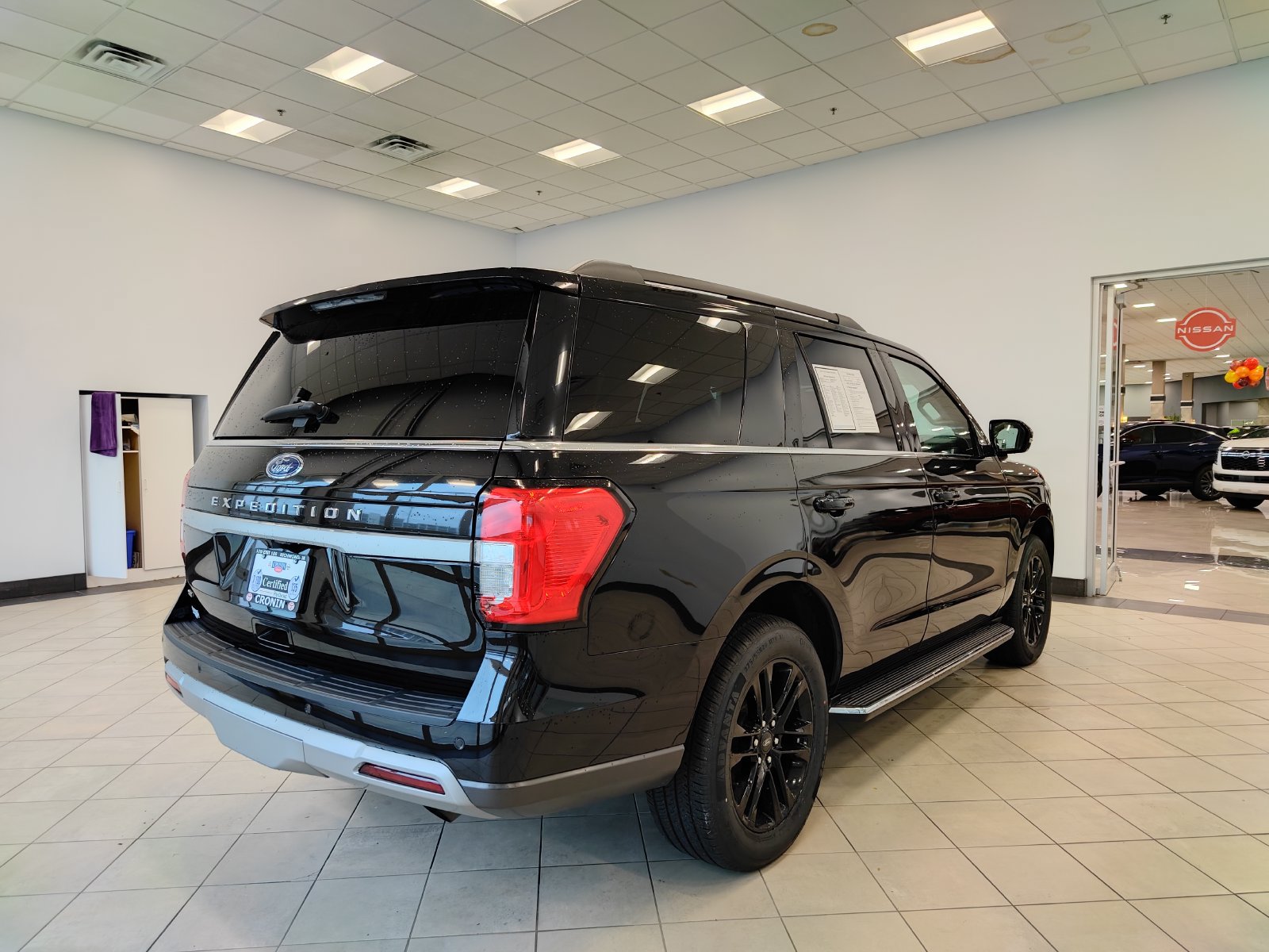 Used 2023 Ford Expedition XLT AWD/4WD image 3
