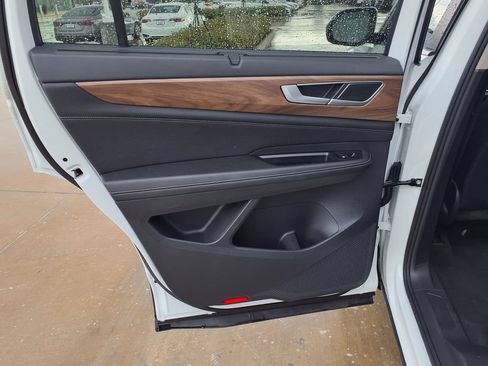 Used 2025 Volkswagen Atlas SE FWD image 17