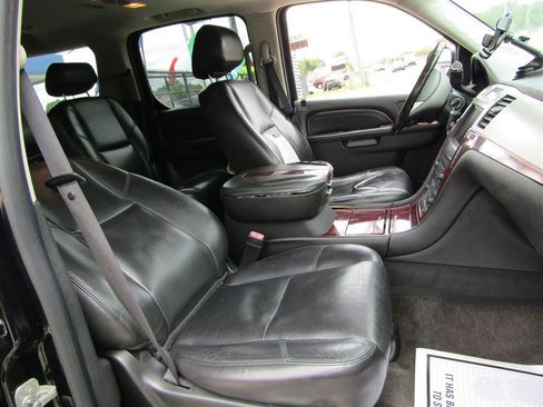 Used 2011 Cadillac Escalade ESV Premium RWD image 5