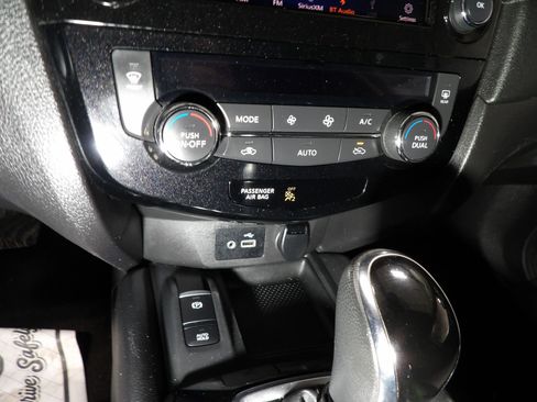 Used 2019 Nissan Rogue SV w/ Premium Package AWD/4WD image 15