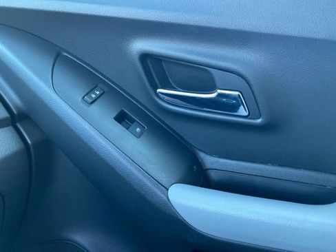 Used 2020 Chevrolet Trax LT w/ LT Convenience Package image 23