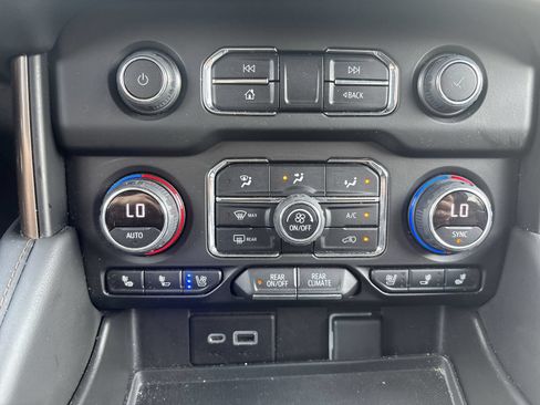 Used 2022 Chevrolet Suburban High Country AWD/4WD image 20