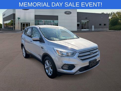 Used 2019 Ford Escape SE FWD image 2