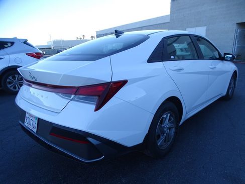 Used 2025 Hyundai Elantra SE FWD image 4
