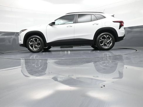 Used 2025 Chevrolet Trax LT w/ LT Convenience Package FWD image 32