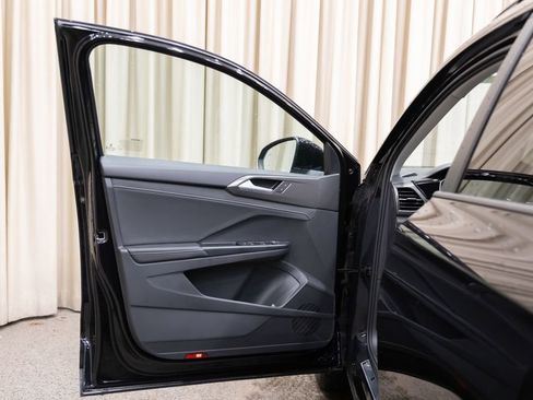 New 2026 Volkswagen Taos SE FWD image 8