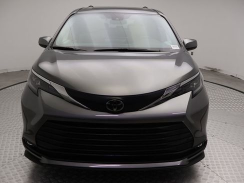 Used 2026 Toyota Sienna XLE FWD image 5