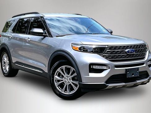 Used 2020 Ford Explorer XLT w/ Equipment Group 202A RWD image 2