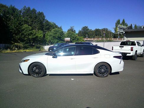 Used 2022 Toyota Camry XSE w/ Navigation Upgrade Package FWD image 2