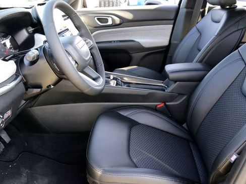 New 2026 Jeep Compass Latitude image 9