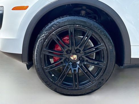 Used 2016 Porsche Cayenne w/ Premium Package image 32