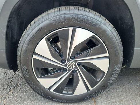 Used 2025 Volkswagen Taos SE AWD/4WD image 15