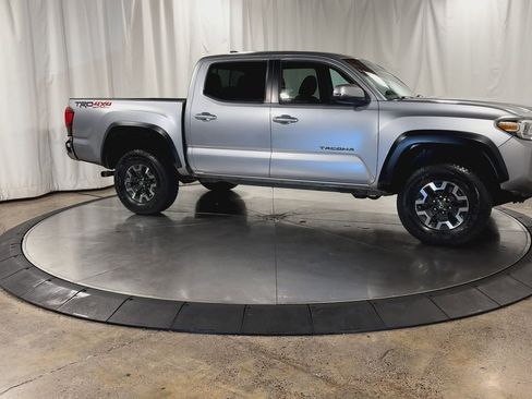 Used 2018 Toyota Tacoma TRD Off-Road image 2