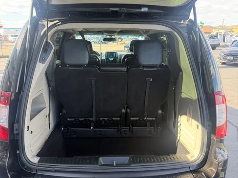 Used 2014 Chrysler Town & Country Touring FWD image 17