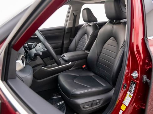 Used 2022 Toyota Highlander XLE image 14