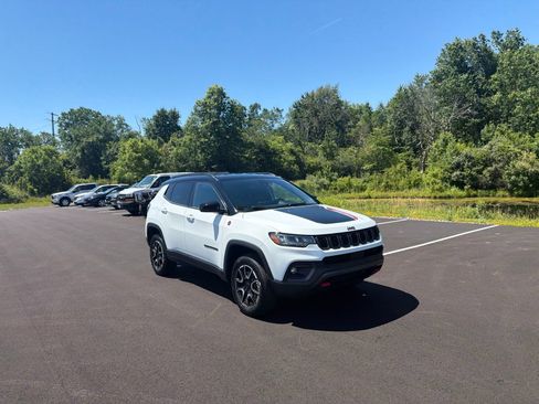 Used 2025 Jeep Compass Trailhawk AWD/4WD image 3