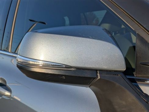 Used 2020 Toyota Highlander XLE image 11