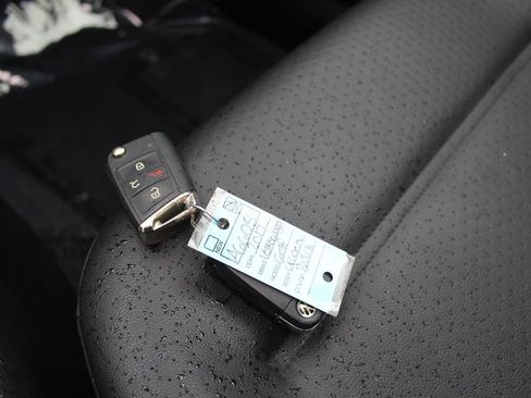 Used 2017 Volkswagen Golf SE image 31