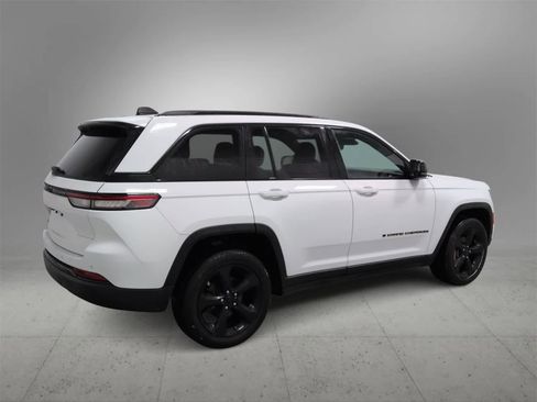 Certified 2023 Jeep Grand Cherokee Altitude image 8