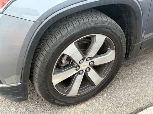 Used 2021 Chevrolet Traverse LT w/ LT Premium Package AWD/4WD image 5