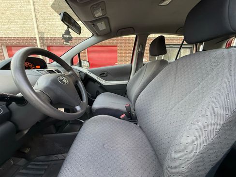 Used 2010 Toyota Yaris 4-Door Hatchback image 10