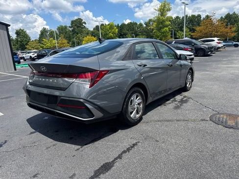 Used 2024 Hyundai Elantra SE FWD image 5