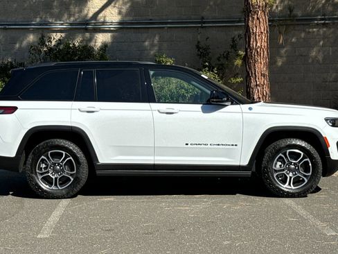 New 2023 Jeep Grand Cherokee Trailhawk w/ Advanced Protech Group II AWD/4WD image 2