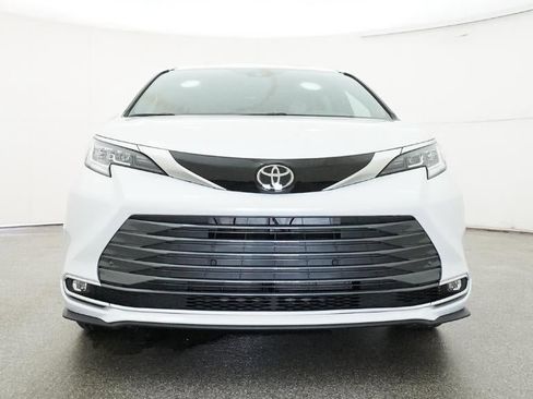 New 2026 Toyota Sienna Limited FWD image 31