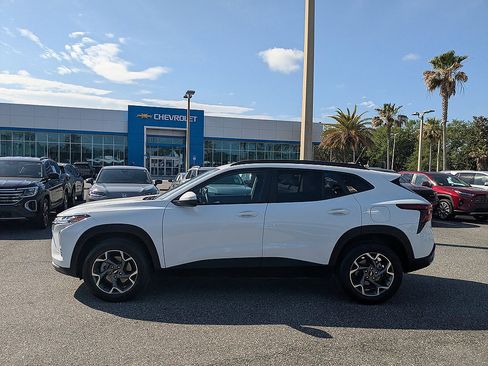Certified 2025 Chevrolet Trax LT w/ LT Convenience Package FWD image 6