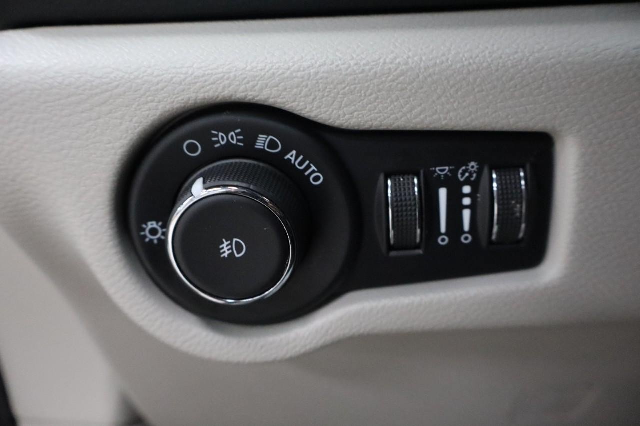 Used 2023 Chrysler Pacifica Touring-L FWD image 13