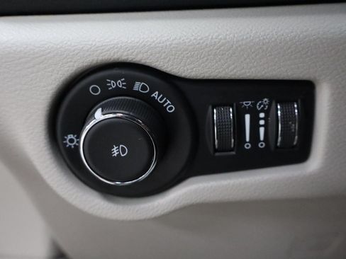 Used 2023 Chrysler Pacifica Touring-L FWD image 13