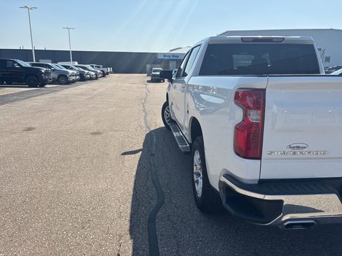 Used 2023 Chevrolet Silverado 1500 LT AWD/4WD image 7