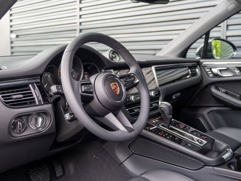 Used 2025 Porsche Macan image 4