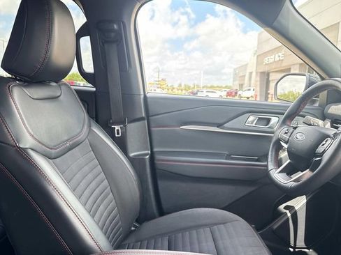 Used 2025 Ford Explorer ST-Line w/ ST-Line Street Pack AWD/4WD image 17