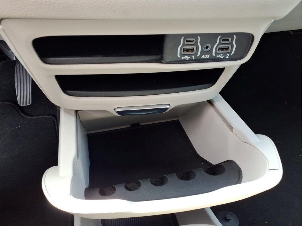 Used 2024 Chrysler Pacifica Limited FWD image 12