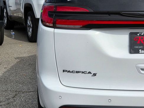 New 2026 Chrysler Pacifica Limited w/ Uconnect Theater Family Group image 6