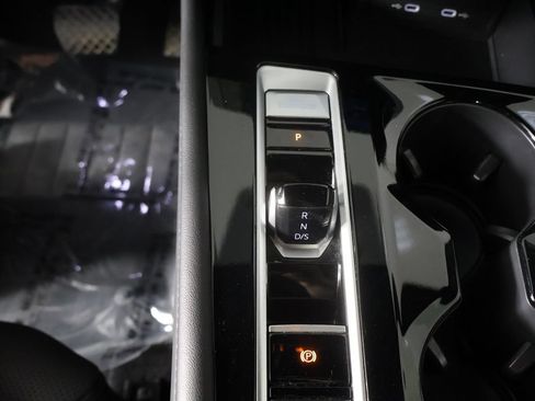 Used 2025 Volkswagen Atlas Cross Sport SE FWD image 41
