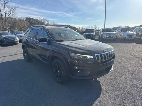 Used 2019 Jeep Cherokee Latitude w/ Cold Weather Group AWD/4WD image 2