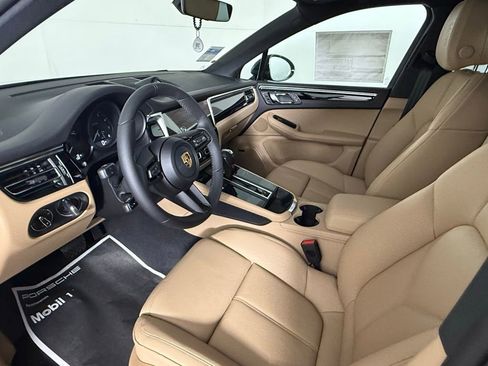 New 2025 Porsche Macan image 4