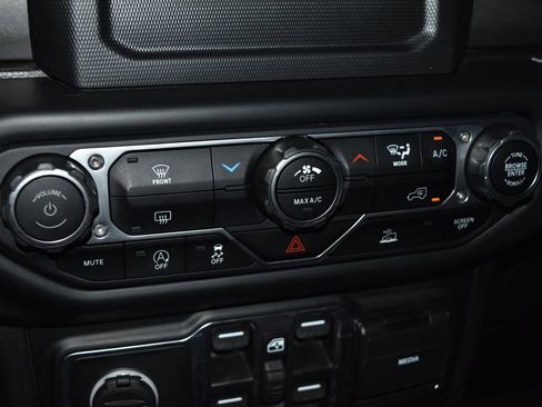 Used 2023 Jeep Gladiator Sport image 13