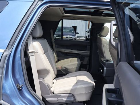 Used 2020 Ford Expedition XLT w/ Equipment Group 202A AWD/4WD image 28