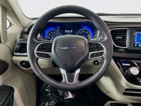 Used 2020 Chrysler Voyager LX image 11