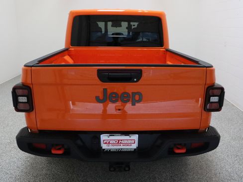 Used 2025 Jeep Gladiator Mojave w/ Convenience Group AWD/4WD image 8