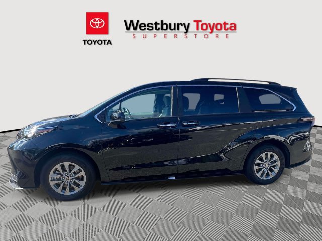 Certified 2025 Toyota Sienna XLE FWD image 11