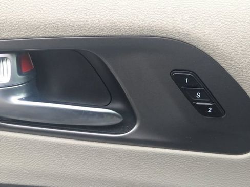 Used 2023 Chrysler Pacifica Touring-L FWD image 26