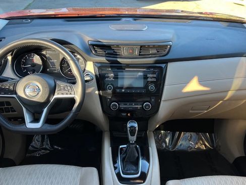 Used 2017 Nissan Rogue SV image 9