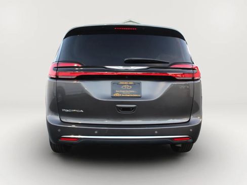 Used 2023 Chrysler Pacifica Touring-L image 4