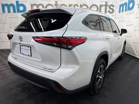 Used 2022 Toyota Highlander XLE AWD/4WD image 8