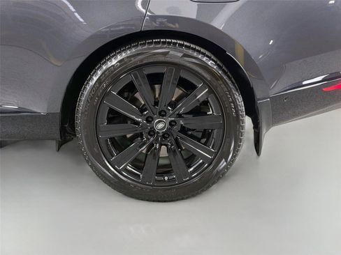 Certified 2025 Land Rover Range Rover Autobiography AWD/4WD image 29