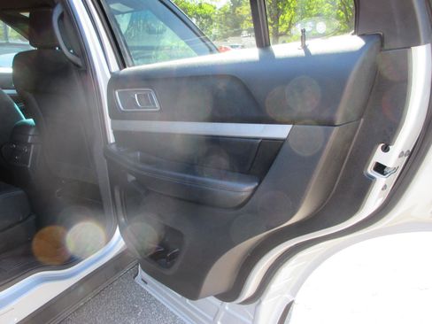 Used 2017 Ford Explorer XLT image 17